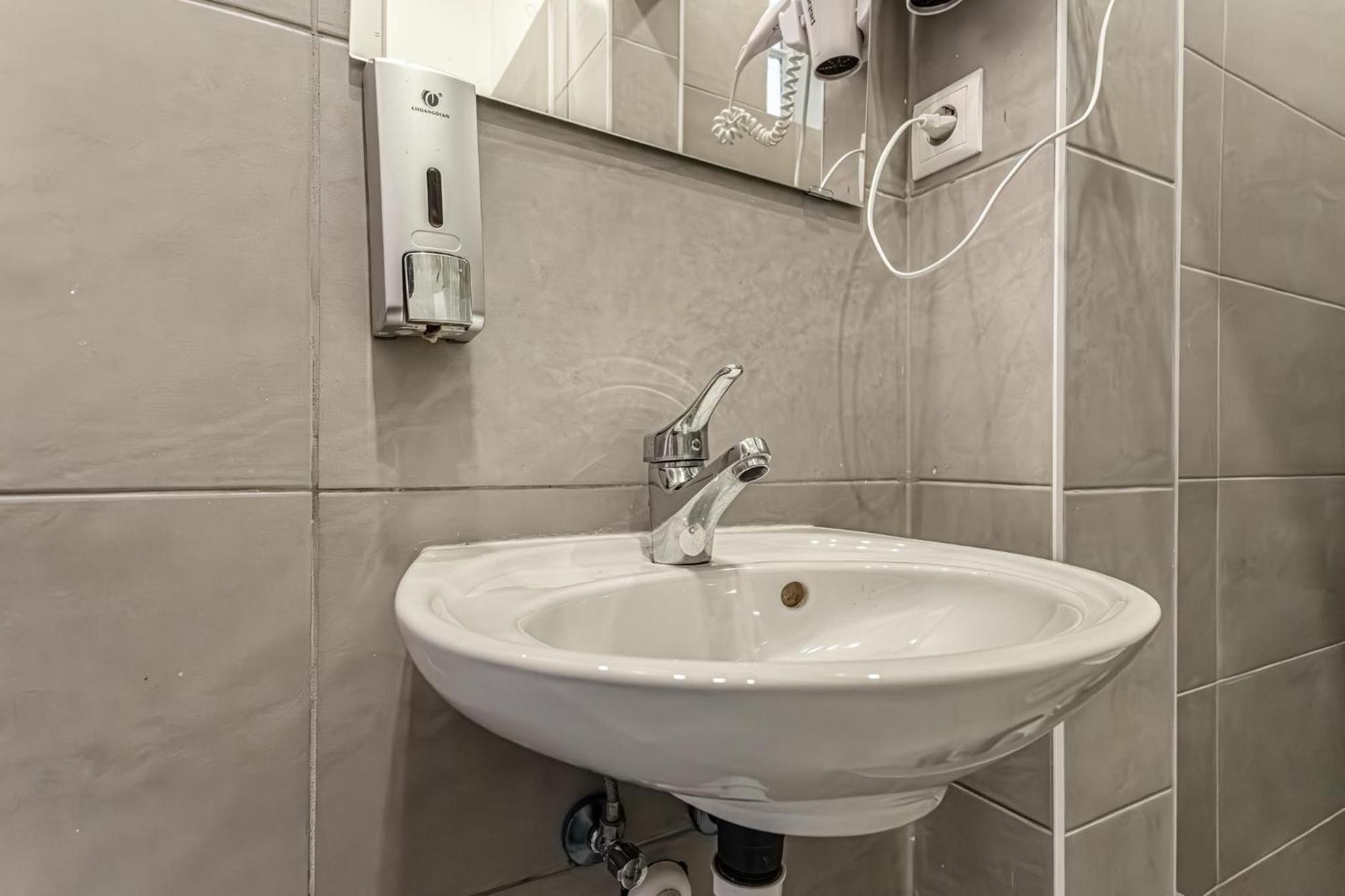 Gorgeous 1Br Apt Near Akh Hospital Вена Экстерьер фото